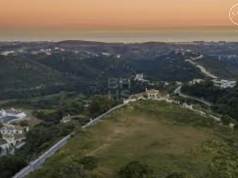 Plot with project for a luxury villa in Urb Monte Mayor near the picturesque town of Benahavis.