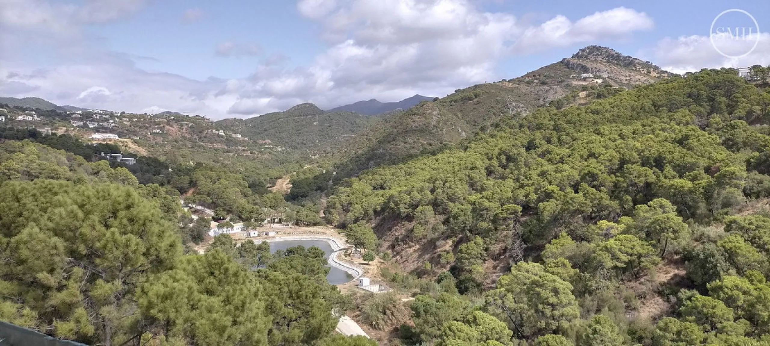 Plot with project for a luxury villa in Urb Monte Mayor near the picturesque town of Benahavis.