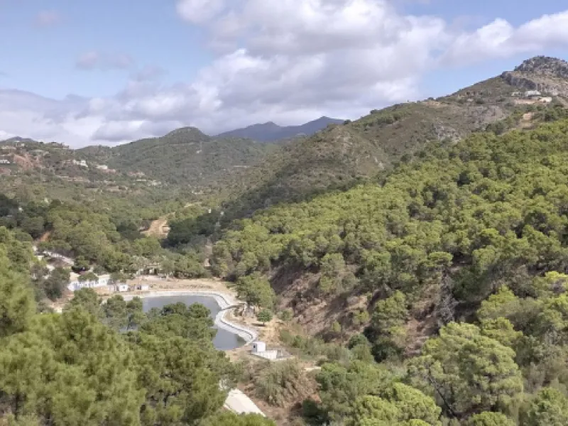 Plot with project for a luxury villa in Urb Monte Mayor near the picturesque town of Benahavis.