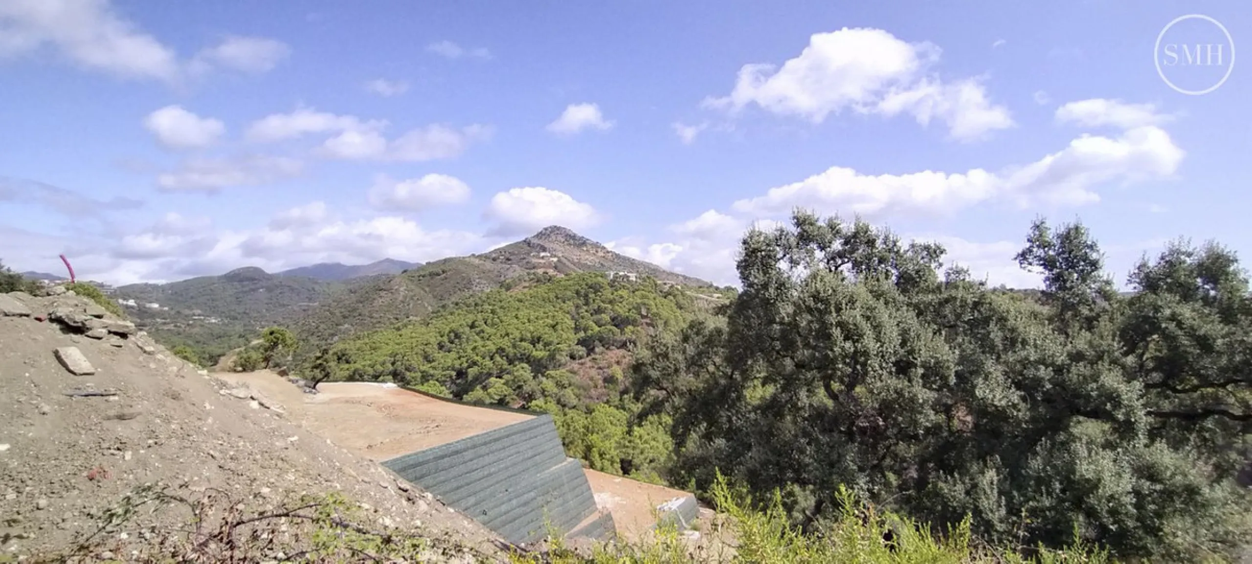 Plot with project for a luxury villa in Urb Monte Mayor near the picturesque town of Benahavis.