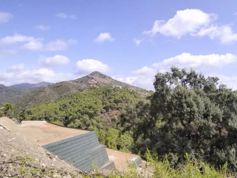 Plot with project for a luxury villa in Urb Monte Mayor near the picturesque town of Benahavis.
