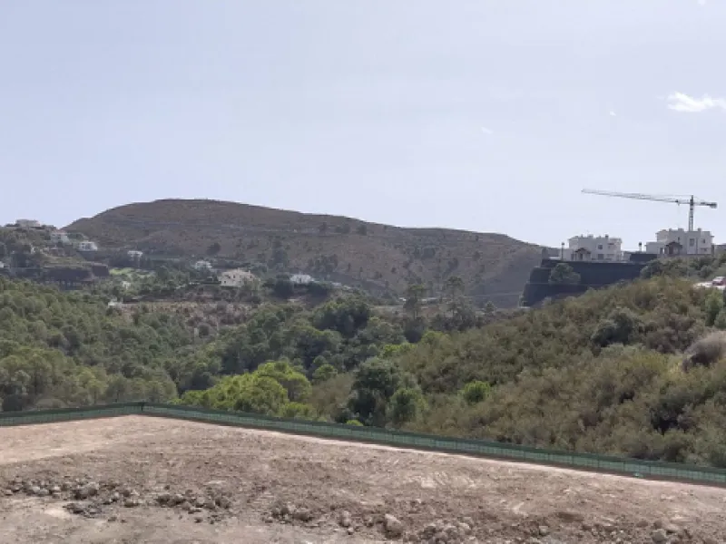 Plot with project for a luxury villa in Urb Monte Mayor near the picturesque town of Benahavis.