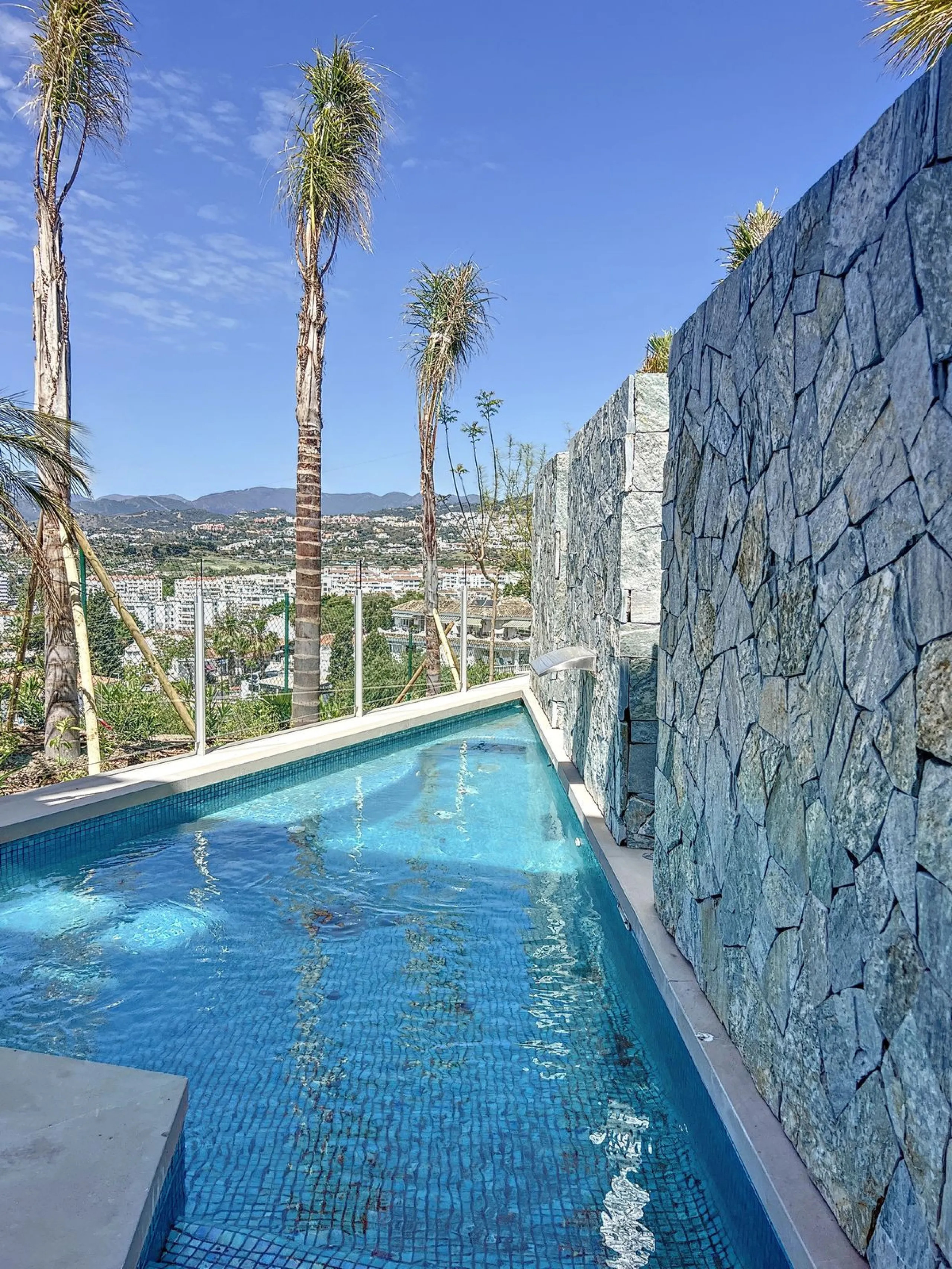 House - Detached Villa в продаже в Marbella, Málaga. В доме 4 спален и 4 ванных комнат. Площадь дома 264 м²