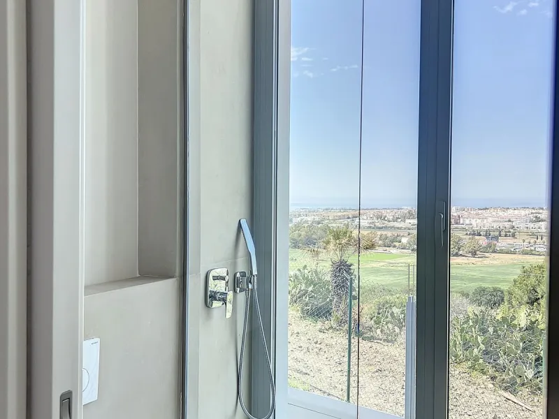 House - Detached Villa в продаже в Marbella, Málaga. В доме 4 спален и 4 ванных комнат. Площадь дома 264 м²