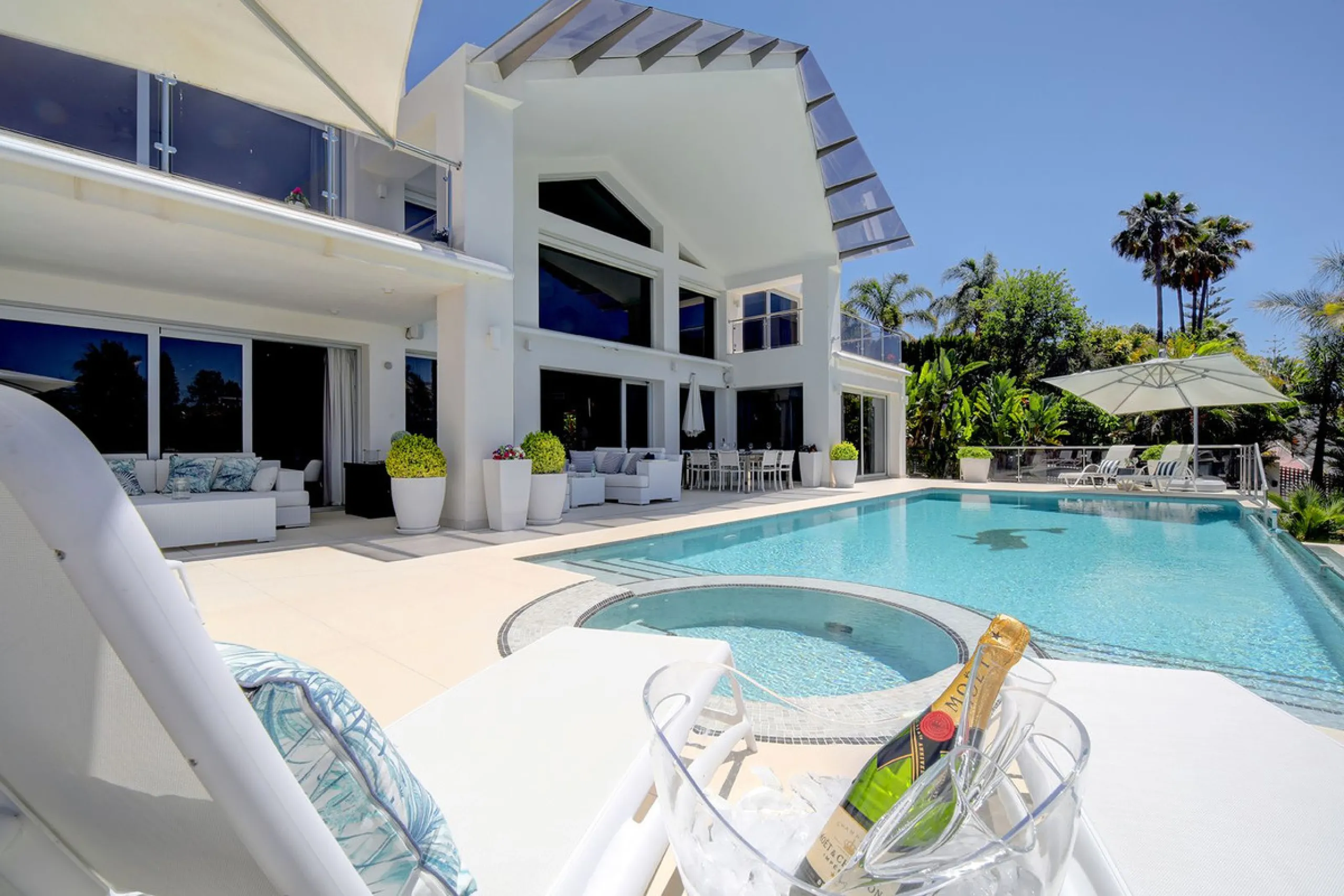 This stunning 5 bedroom villa is now for sale in the exclusive Golf Valley area of Nueva Andalucía. Nestled in a beautiful residential enclave overlooking the popular Los Naranjos Golf course, this modern villa is the epitome of chic living. Offering 5 la