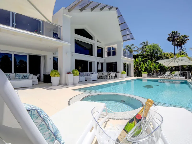 This stunning 5 bedroom villa is now for sale in the exclusive Golf Valley area of Nueva Andalucía. Nestled in a beautiful residential enclave overlooking the popular Los Naranjos Golf course, this modern villa is the epitome of chic living. Offering 5 la