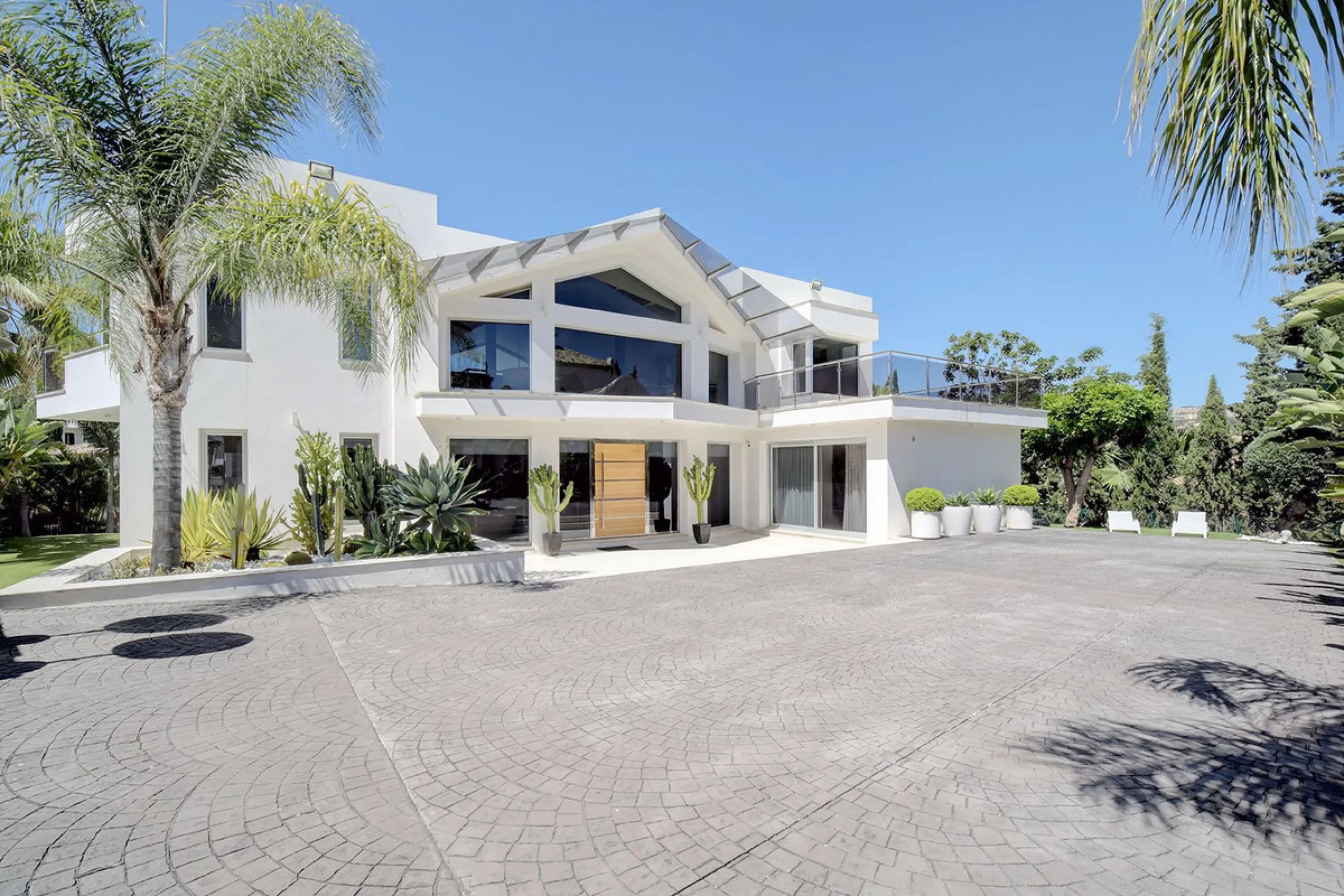 This stunning 5 bedroom villa is now for sale in the exclusive Golf Valley area of Nueva Andalucía. Nestled in a beautiful residential enclave overlooking the popular Los Naranjos Golf course, this modern villa is the epitome of chic living. Offering 5 la