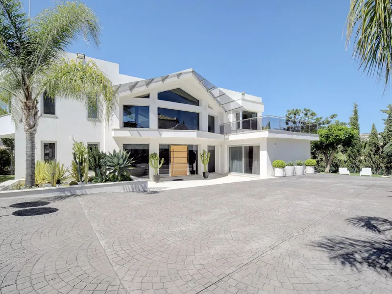 This stunning 5 bedroom villa is now for sale in the exclusive Golf Valley area of Nueva Andalucía. Nestled in a beautiful residential enclave overlooking the popular Los Naranjos Golf course, this modern villa is the epitome of chic living. Offering 5 la