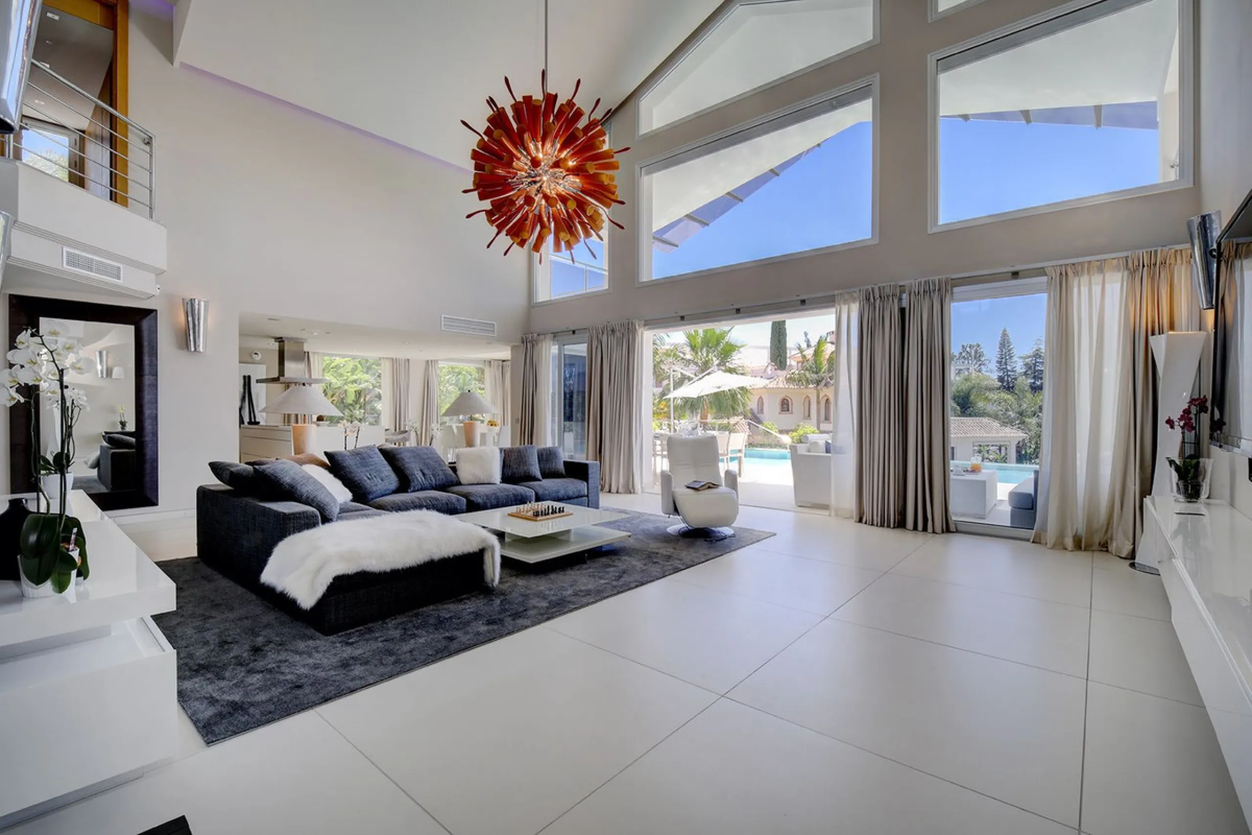 This stunning 5 bedroom villa is now for sale in the exclusive Golf Valley area of Nueva Andalucía. Nestled in a beautiful residential enclave overlooking the popular Los Naranjos Golf course, this modern villa is the epitome of chic living. Offering 5 la
