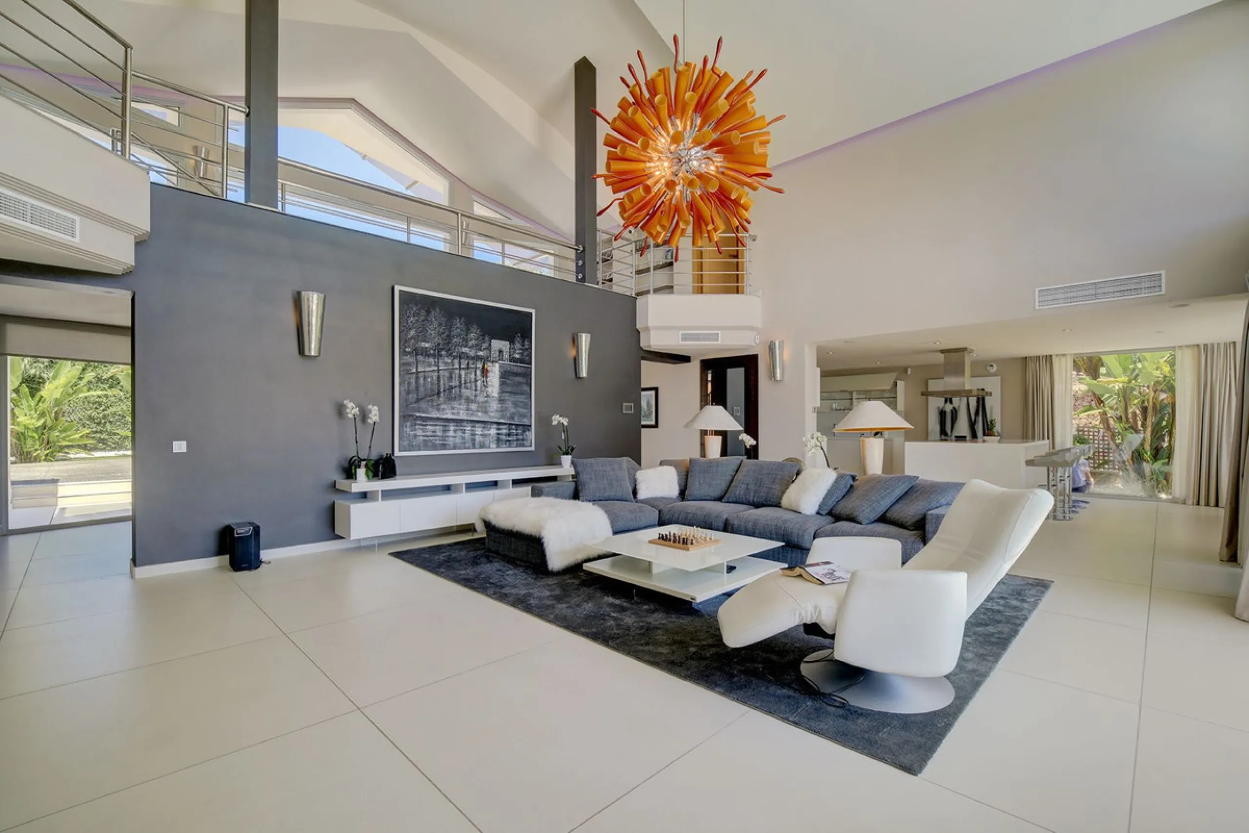 This stunning 5 bedroom villa is now for sale in the exclusive Golf Valley area of Nueva Andalucía. Nestled in a beautiful residential enclave overlooking the popular Los Naranjos Golf course, this modern villa is the epitome of chic living. Offering 5 la