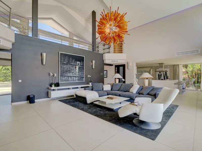 This stunning 5 bedroom villa is now for sale in the exclusive Golf Valley area of Nueva Andalucía. Nestled in a beautiful residential enclave overlooking the popular Los Naranjos Golf course, this modern villa is the epitome of chic living. Offering 5 la