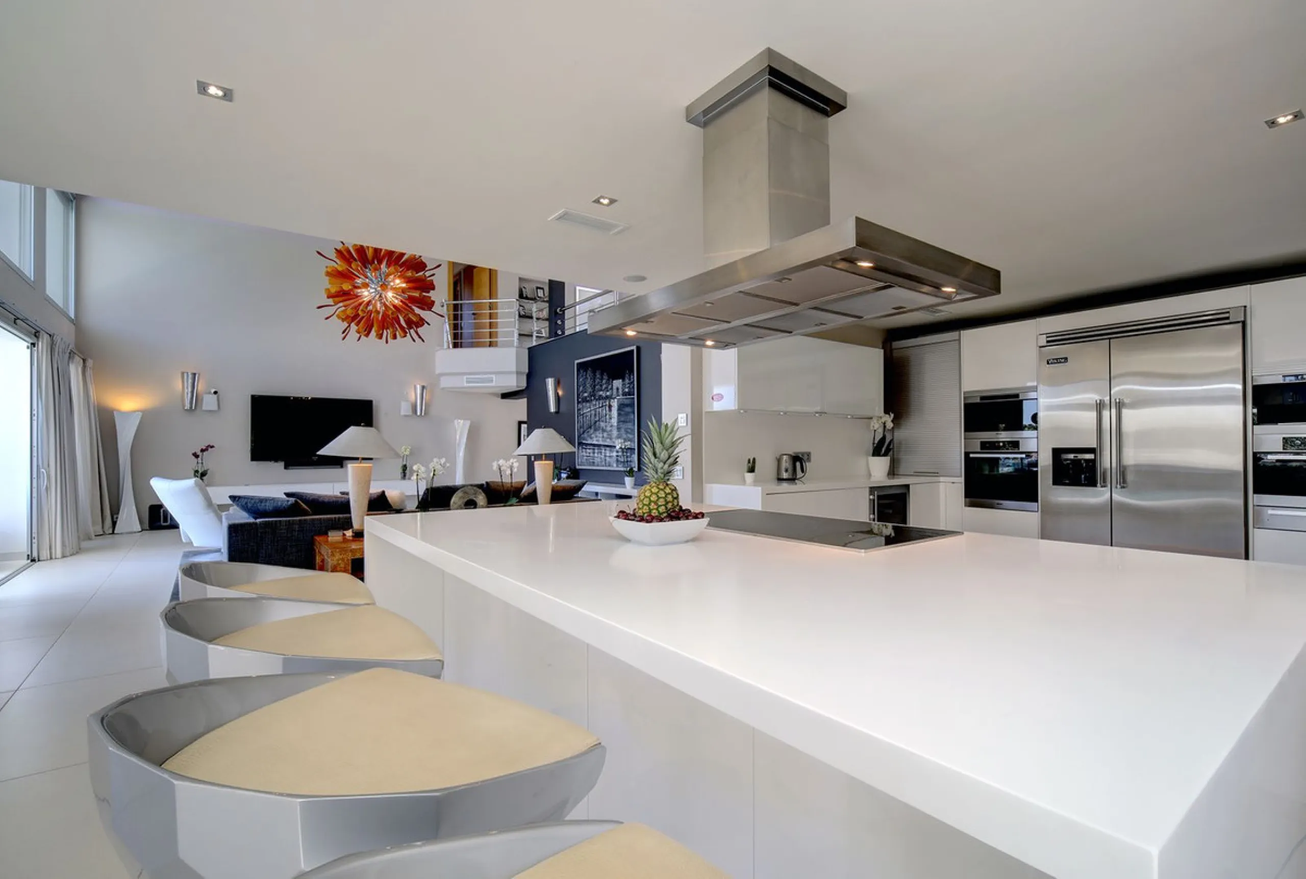 This stunning 5 bedroom villa is now for sale in the exclusive Golf Valley area of Nueva Andalucía. Nestled in a beautiful residential enclave overlooking the popular Los Naranjos Golf course, this modern villa is the epitome of chic living. Offering 5 la