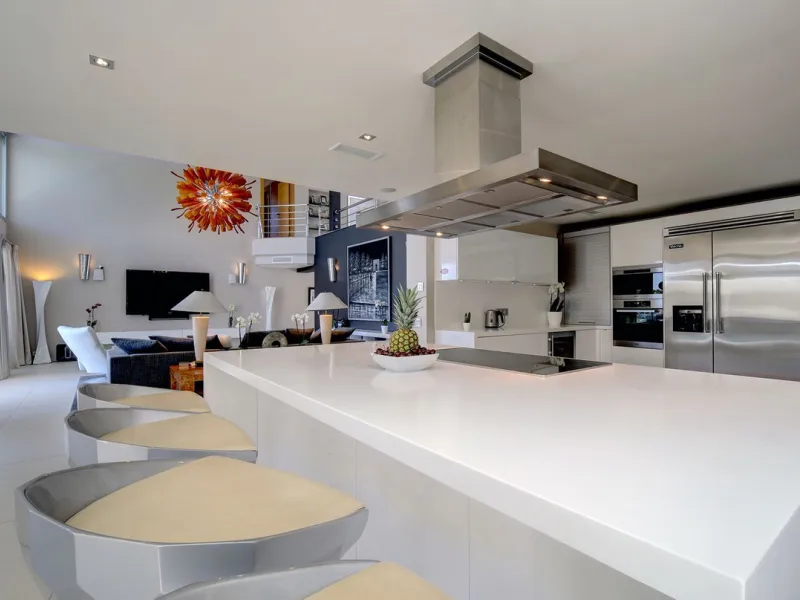 This stunning 5 bedroom villa is now for sale in the exclusive Golf Valley area of Nueva Andalucía. Nestled in a beautiful residential enclave overlooking the popular Los Naranjos Golf course, this modern villa is the epitome of chic living. Offering 5 la