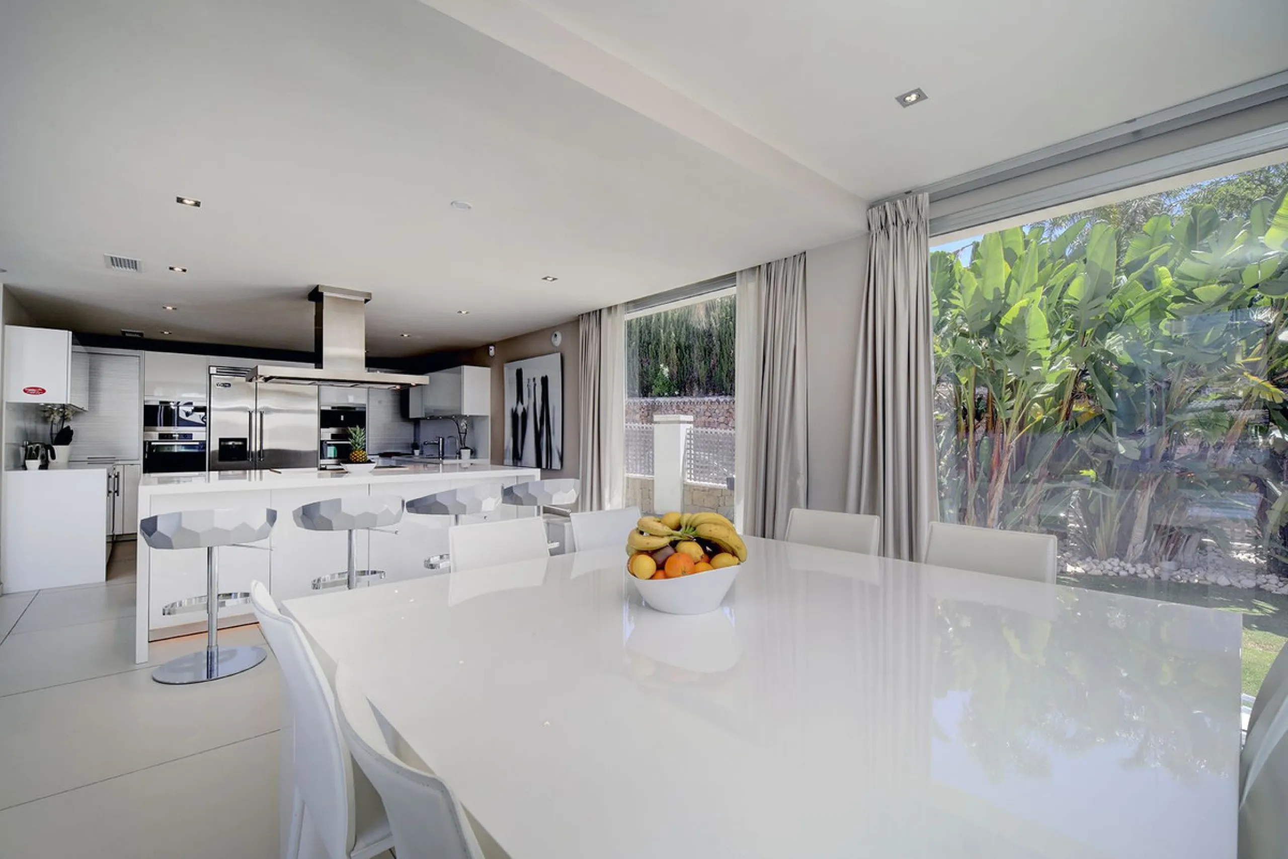 This stunning 5 bedroom villa is now for sale in the exclusive Golf Valley area of Nueva Andalucía. Nestled in a beautiful residential enclave overlooking the popular Los Naranjos Golf course, this modern villa is the epitome of chic living. Offering 5 la