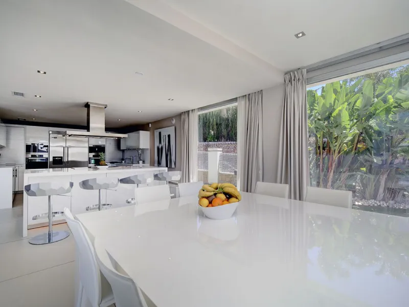 This stunning 5 bedroom villa is now for sale in the exclusive Golf Valley area of Nueva Andalucía. Nestled in a beautiful residential enclave overlooking the popular Los Naranjos Golf course, this modern villa is the epitome of chic living. Offering 5 la