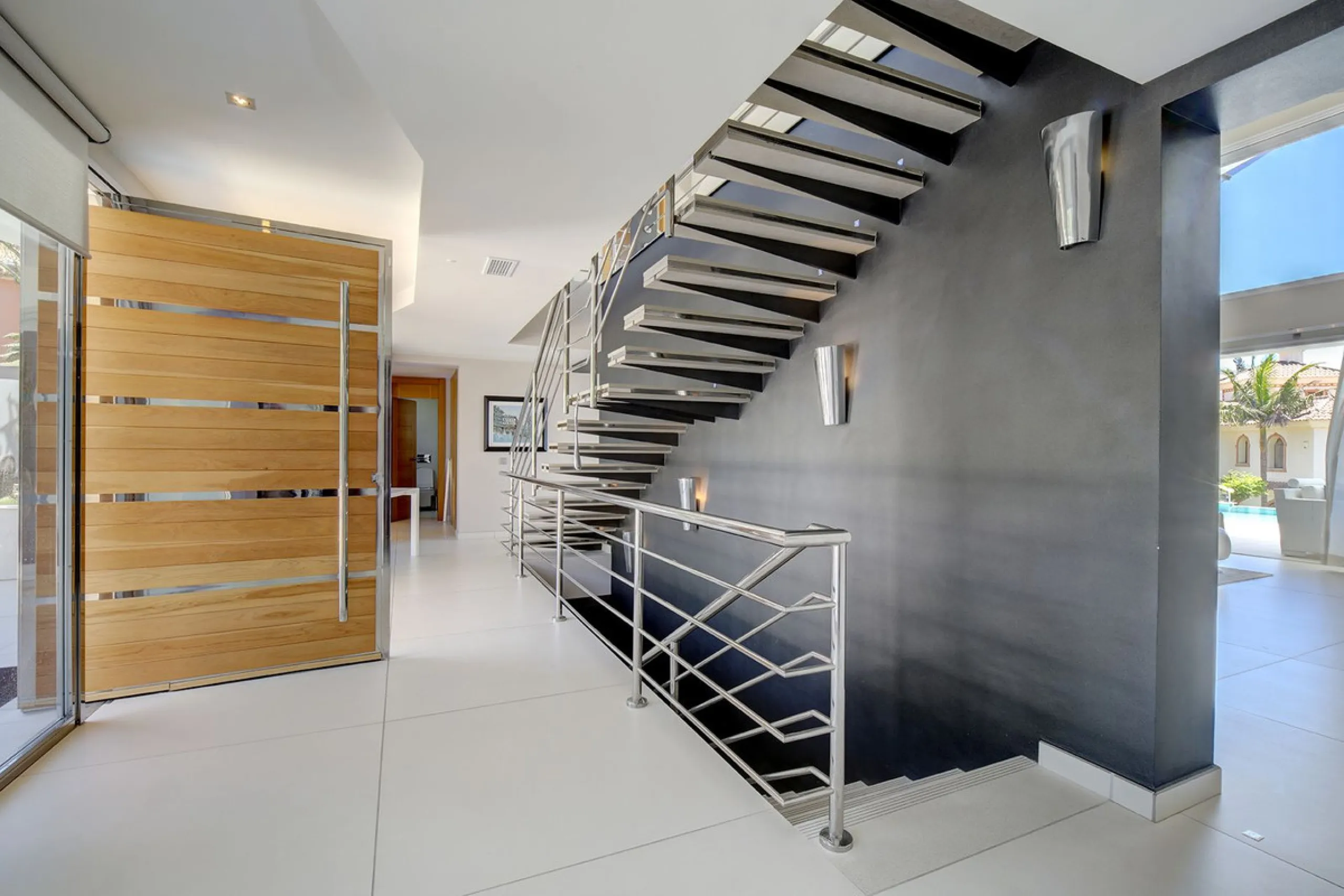 This stunning 5 bedroom villa is now for sale in the exclusive Golf Valley area of Nueva Andalucía. Nestled in a beautiful residential enclave overlooking the popular Los Naranjos Golf course, this modern villa is the epitome of chic living. Offering 5 la