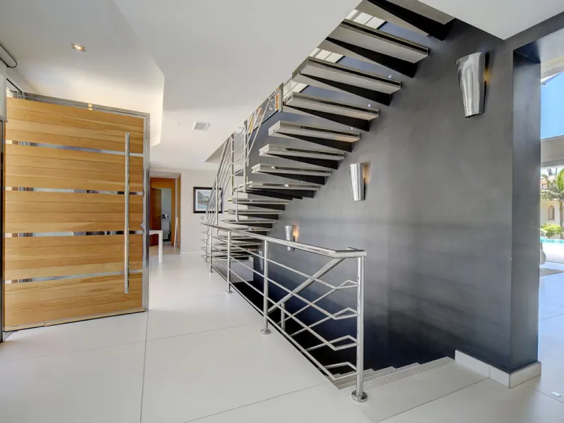 This stunning 5 bedroom villa is now for sale in the exclusive Golf Valley area of Nueva Andalucía. Nestled in a beautiful residential enclave overlooking the popular Los Naranjos Golf course, this modern villa is the epitome of chic living. Offering 5 la