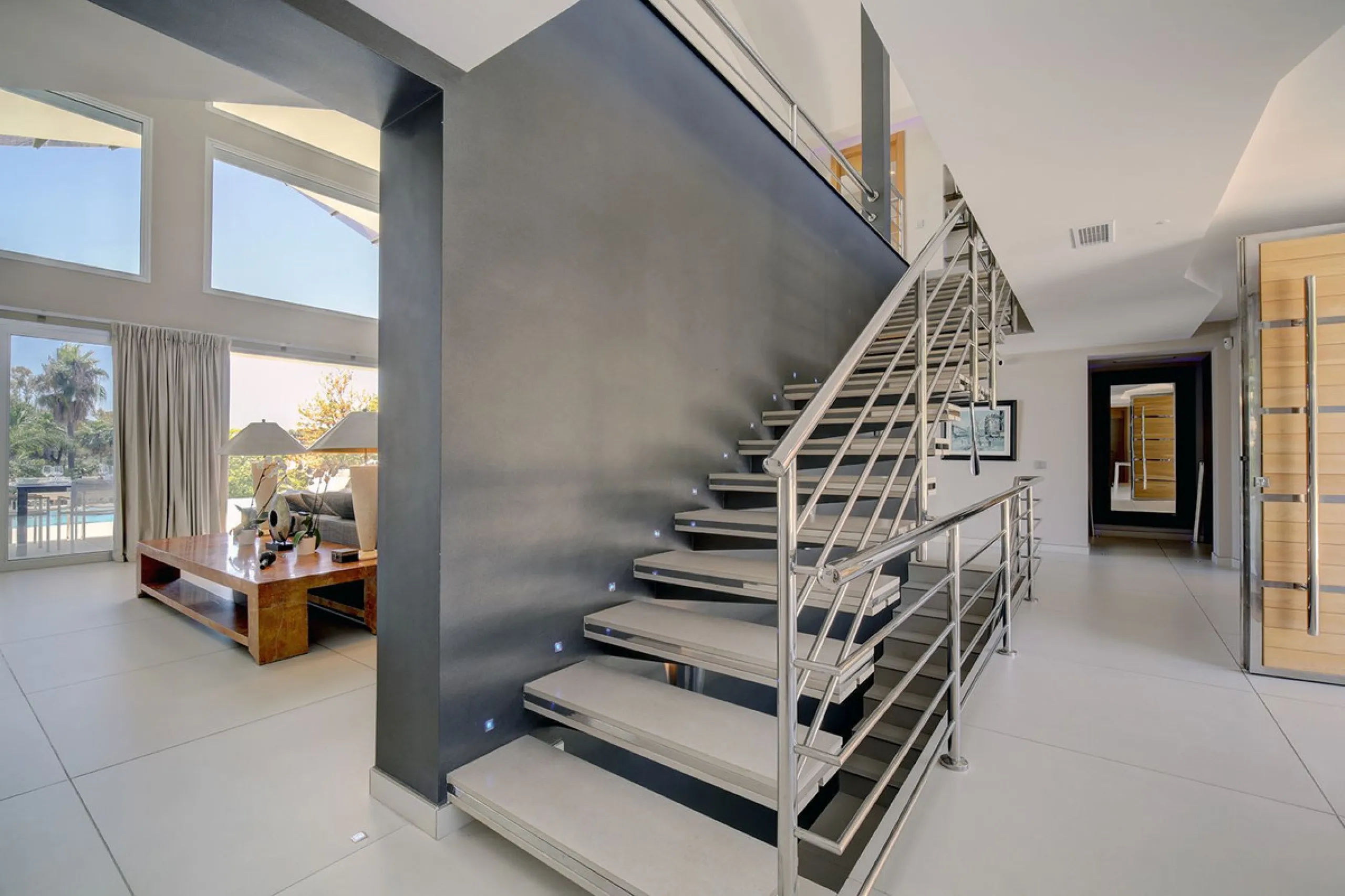 This stunning 5 bedroom villa is now for sale in the exclusive Golf Valley area of Nueva Andalucía. Nestled in a beautiful residential enclave overlooking the popular Los Naranjos Golf course, this modern villa is the epitome of chic living. Offering 5 la