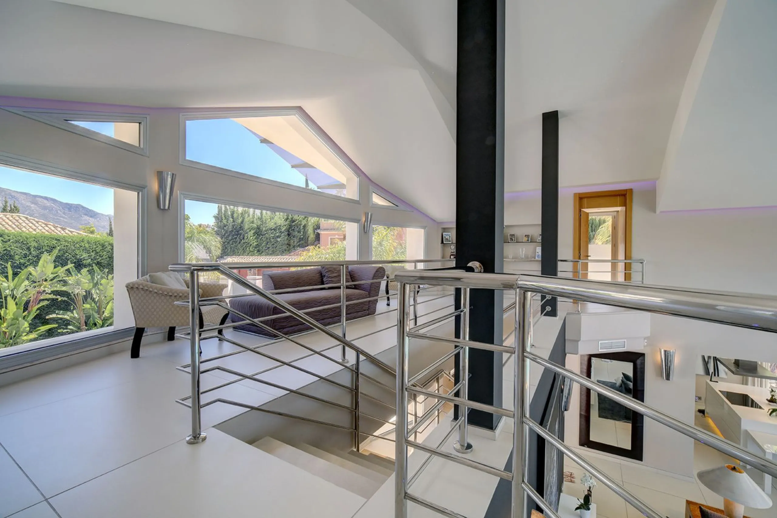 This stunning 5 bedroom villa is now for sale in the exclusive Golf Valley area of Nueva Andalucía. Nestled in a beautiful residential enclave overlooking the popular Los Naranjos Golf course, this modern villa is the epitome of chic living. Offering 5 la