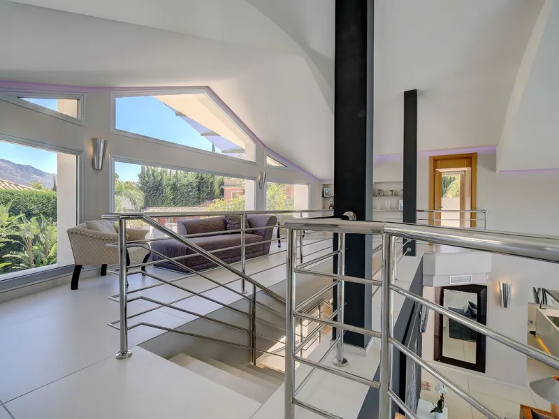 This stunning 5 bedroom villa is now for sale in the exclusive Golf Valley area of Nueva Andalucía. Nestled in a beautiful residential enclave overlooking the popular Los Naranjos Golf course, this modern villa is the epitome of chic living. Offering 5 la