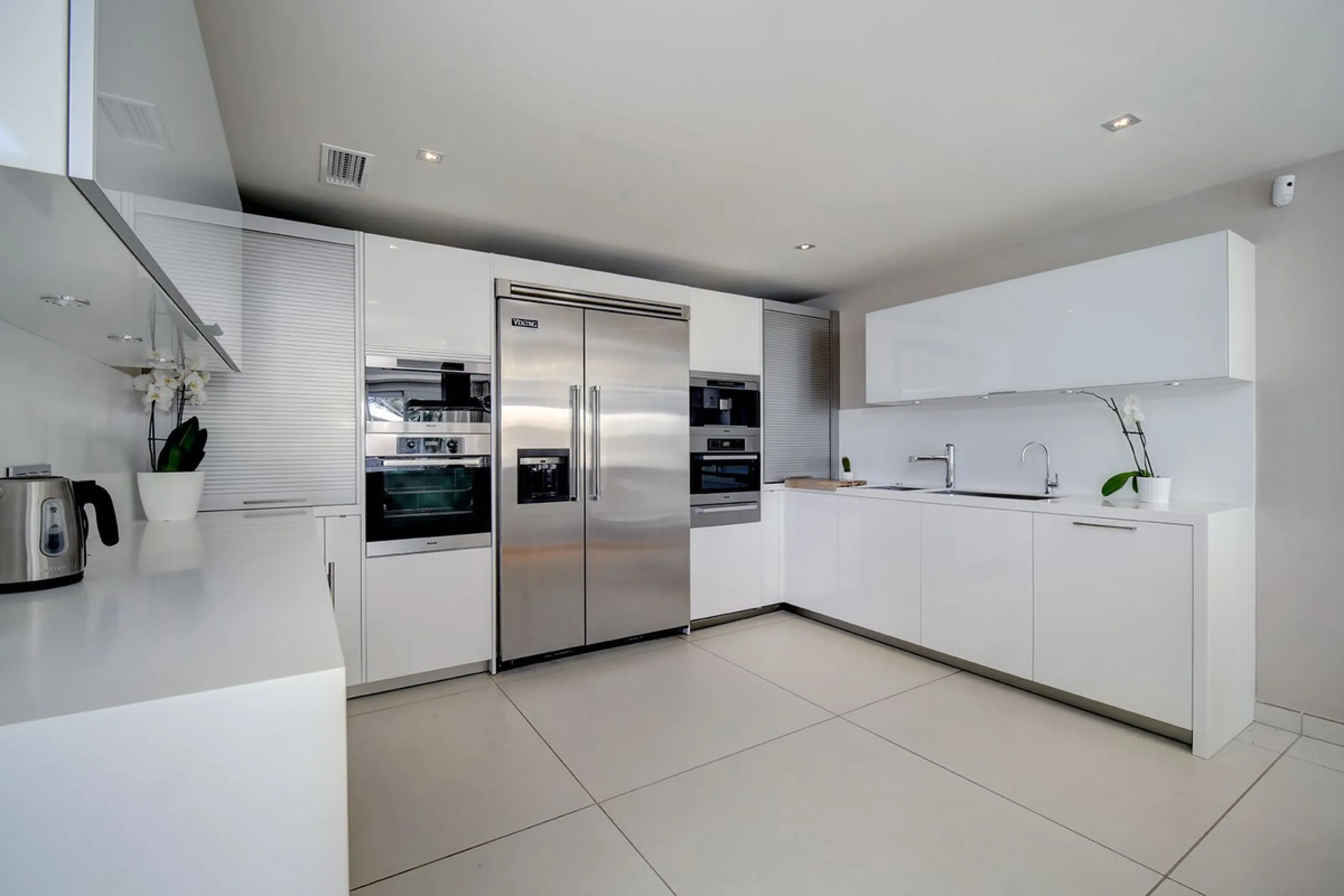 This stunning 5 bedroom villa is now for sale in the exclusive Golf Valley area of Nueva Andalucía. Nestled in a beautiful residential enclave overlooking the popular Los Naranjos Golf course, this modern villa is the epitome of chic living. Offering 5 la