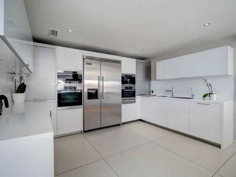 This stunning 5 bedroom villa is now for sale in the exclusive Golf Valley area of Nueva Andalucía. Nestled in a beautiful residential enclave overlooking the popular Los Naranjos Golf course, this modern villa is the epitome of chic living. Offering 5 la