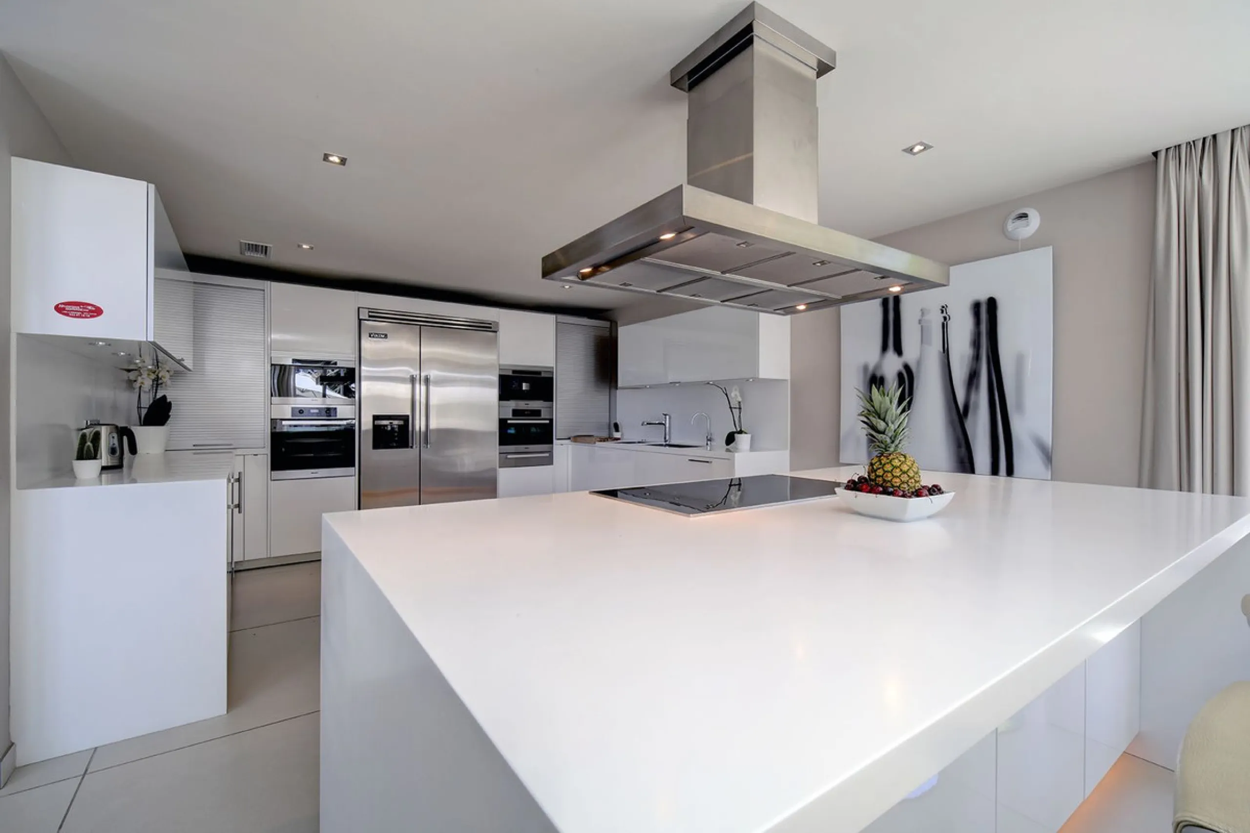 This stunning 5 bedroom villa is now for sale in the exclusive Golf Valley area of Nueva Andalucía. Nestled in a beautiful residential enclave overlooking the popular Los Naranjos Golf course, this modern villa is the epitome of chic living. Offering 5 la
