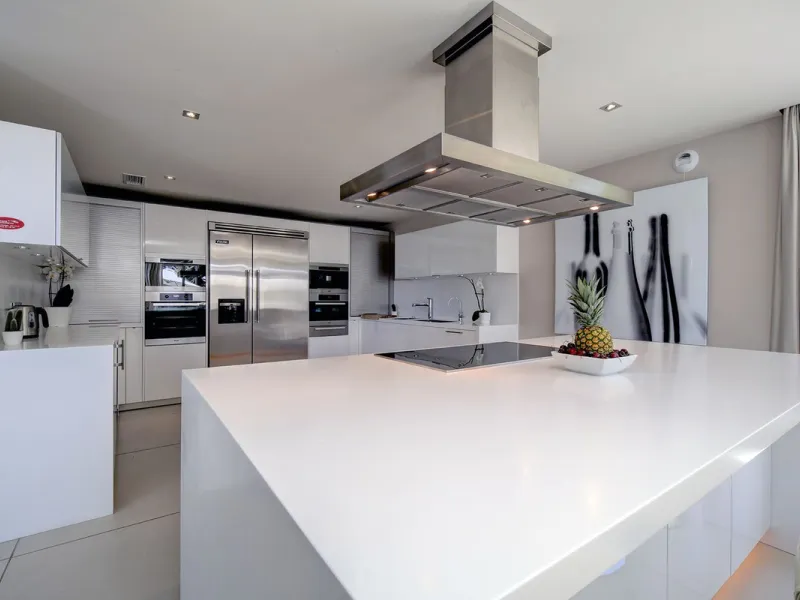 This stunning 5 bedroom villa is now for sale in the exclusive Golf Valley area of Nueva Andalucía. Nestled in a beautiful residential enclave overlooking the popular Los Naranjos Golf course, this modern villa is the epitome of chic living. Offering 5 la