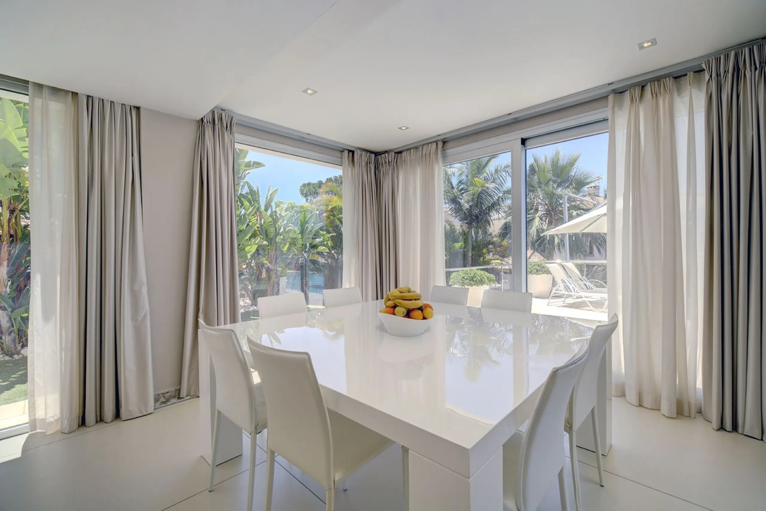 This stunning 5 bedroom villa is now for sale in the exclusive Golf Valley area of Nueva Andalucía. Nestled in a beautiful residential enclave overlooking the popular Los Naranjos Golf course, this modern villa is the epitome of chic living. Offering 5 la