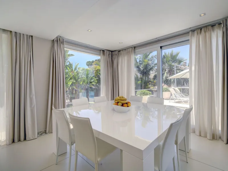 This stunning 5 bedroom villa is now for sale in the exclusive Golf Valley area of Nueva Andalucía. Nestled in a beautiful residential enclave overlooking the popular Los Naranjos Golf course, this modern villa is the epitome of chic living. Offering 5 la