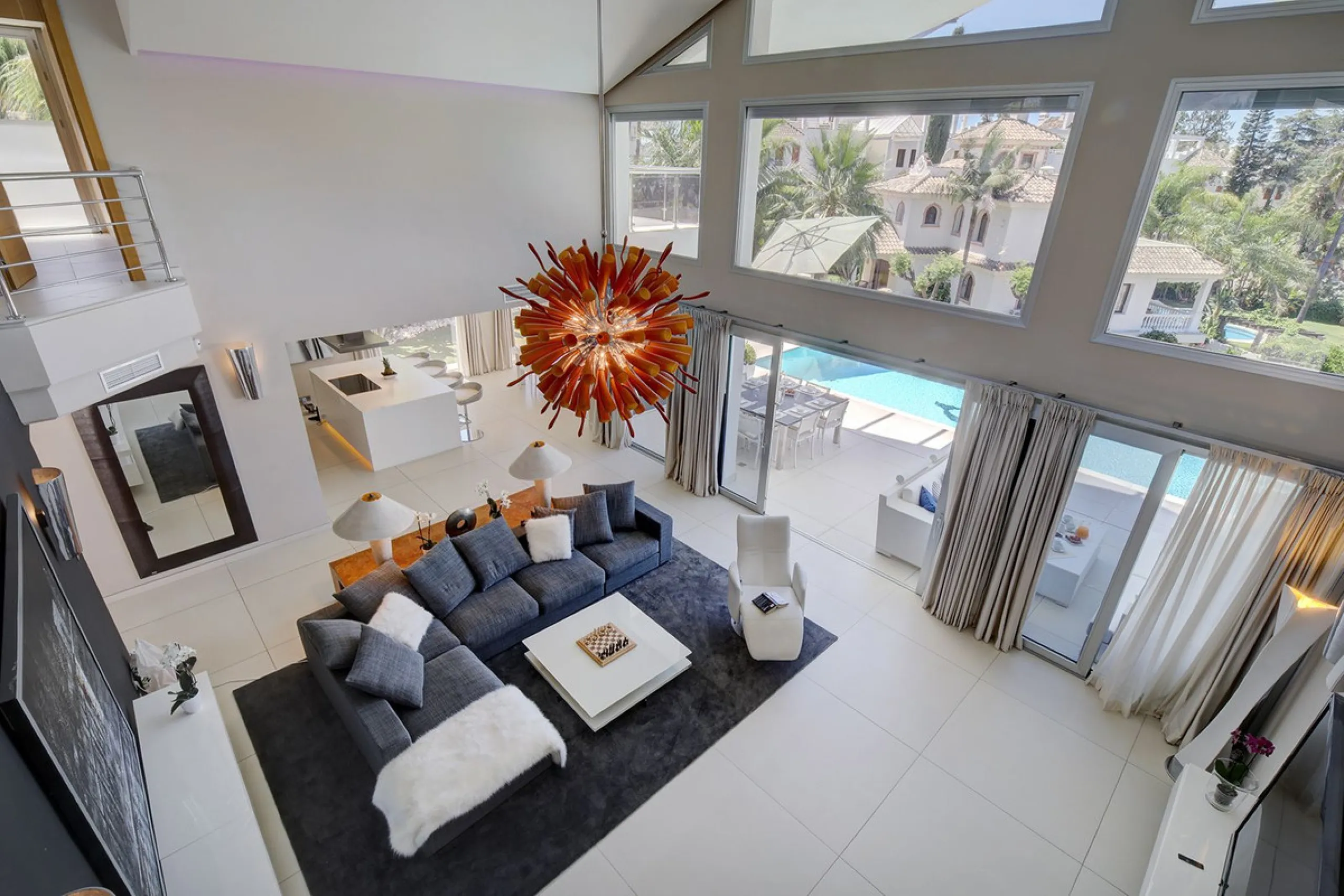 This stunning 5 bedroom villa is now for sale in the exclusive Golf Valley area of Nueva Andalucía. Nestled in a beautiful residential enclave overlooking the popular Los Naranjos Golf course, this modern villa is the epitome of chic living. Offering 5 la
