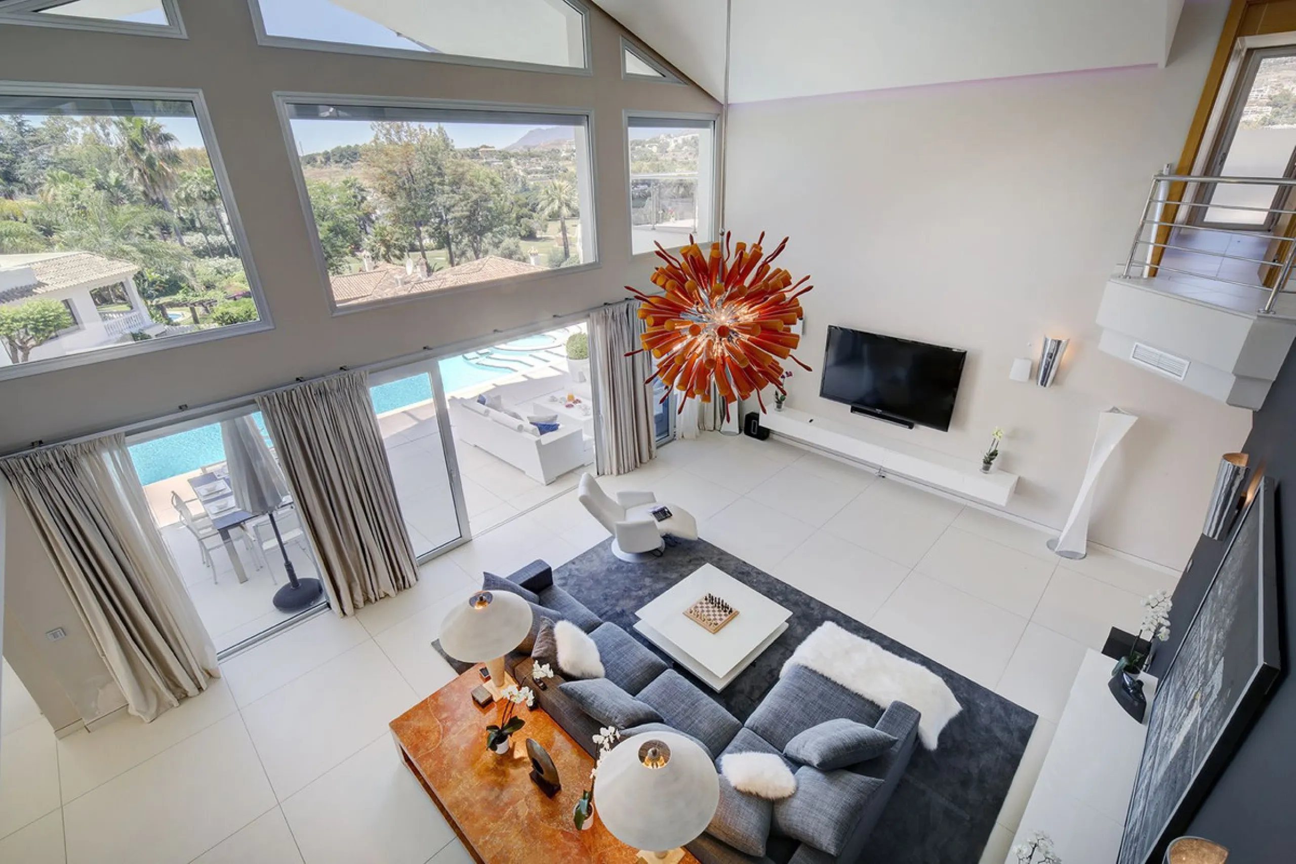 This stunning 5 bedroom villa is now for sale in the exclusive Golf Valley area of Nueva Andalucía. Nestled in a beautiful residential enclave overlooking the popular Los Naranjos Golf course, this modern villa is the epitome of chic living. Offering 5 la
