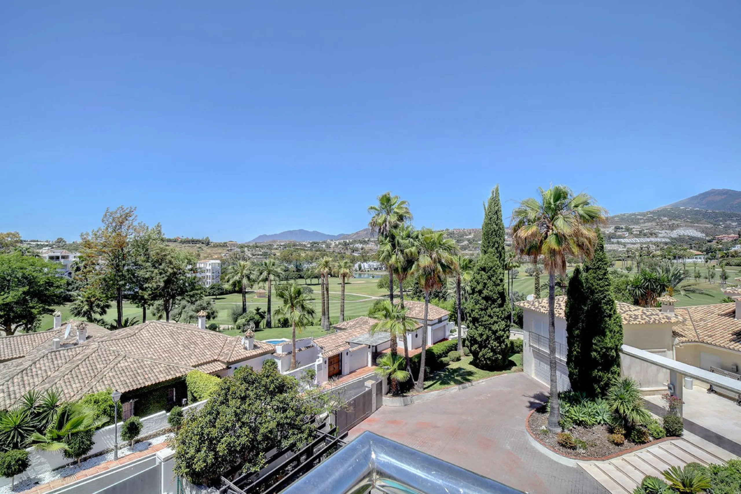 This stunning 5 bedroom villa is now for sale in the exclusive Golf Valley area of Nueva Andalucía. Nestled in a beautiful residential enclave overlooking the popular Los Naranjos Golf course, this modern villa is the epitome of chic living. Offering 5 la
