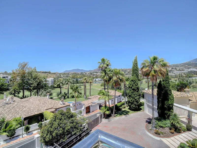 This stunning 5 bedroom villa is now for sale in the exclusive Golf Valley area of Nueva Andalucía. Nestled in a beautiful residential enclave overlooking the popular Los Naranjos Golf course, this modern villa is the epitome of chic living. Offering 5 la