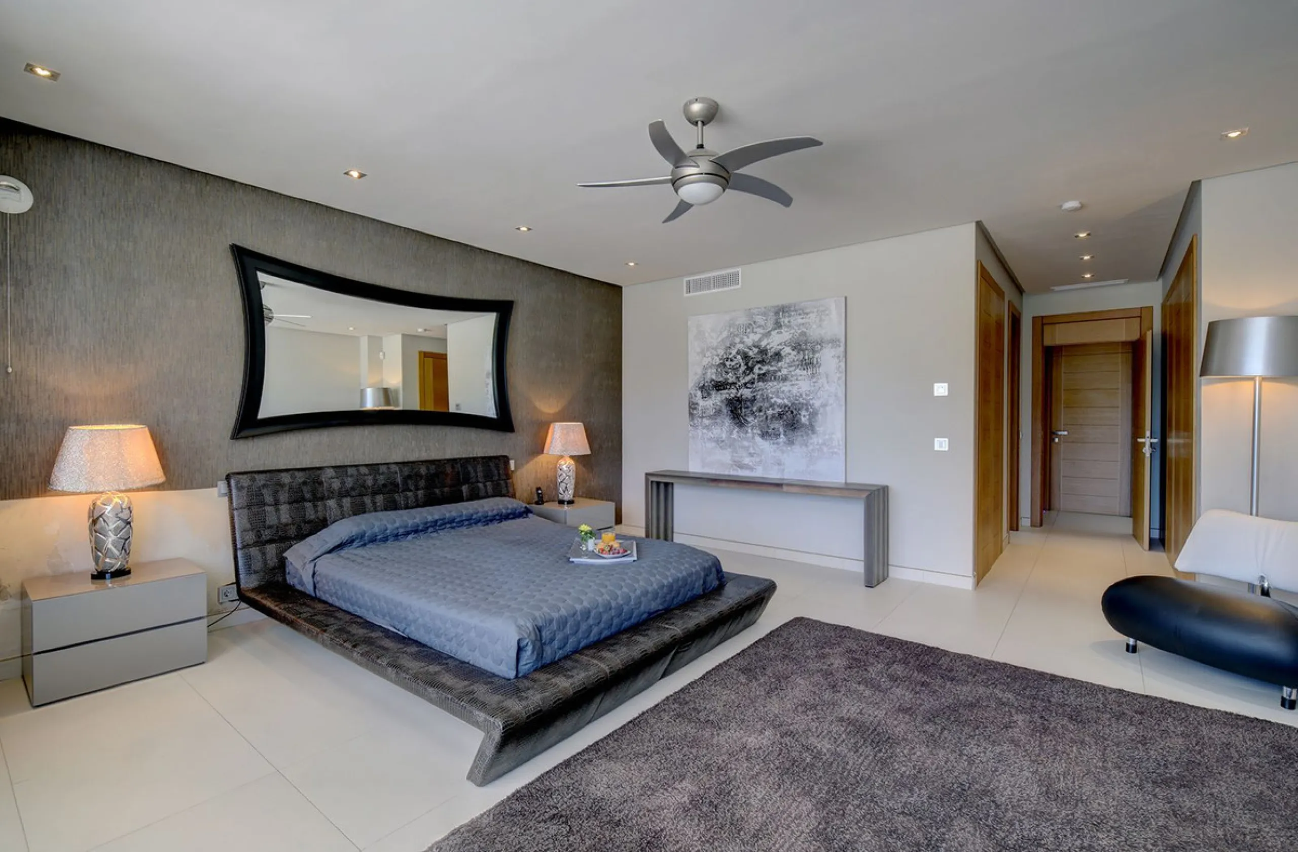 This stunning 5 bedroom villa is now for sale in the exclusive Golf Valley area of Nueva Andalucía. Nestled in a beautiful residential enclave overlooking the popular Los Naranjos Golf course, this modern villa is the epitome of chic living. Offering 5 la