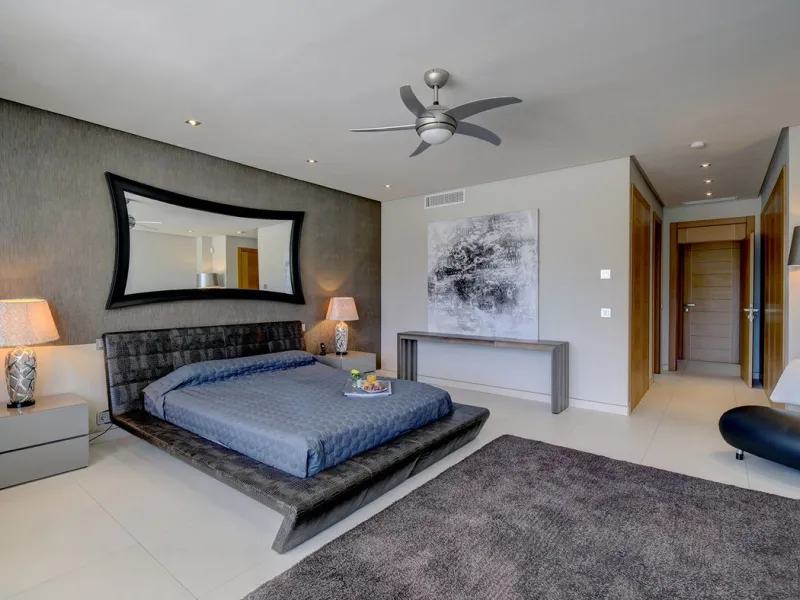 This stunning 5 bedroom villa is now for sale in the exclusive Golf Valley area of Nueva Andalucía. Nestled in a beautiful residential enclave overlooking the popular Los Naranjos Golf course, this modern villa is the epitome of chic living. Offering 5 la