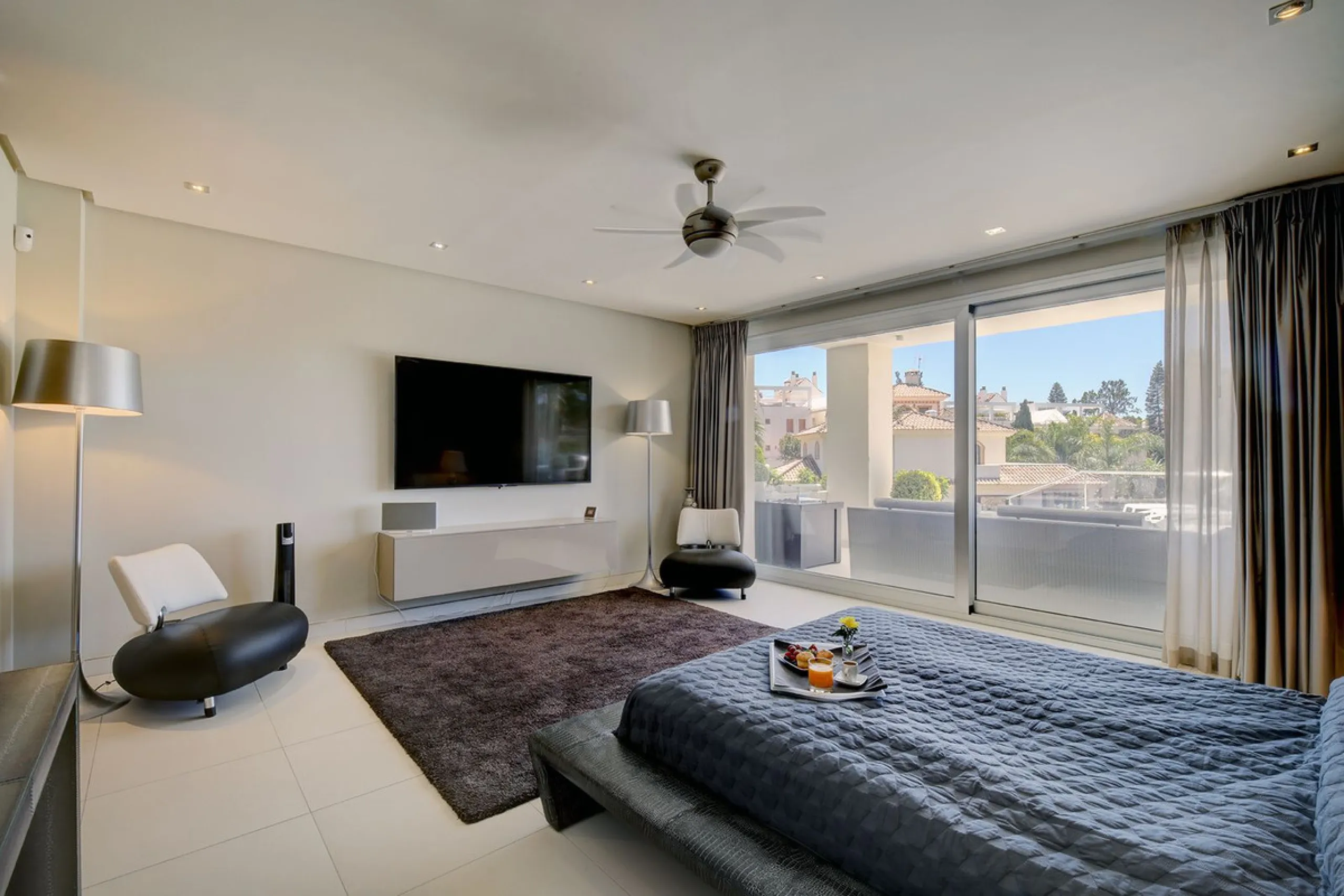 This stunning 5 bedroom villa is now for sale in the exclusive Golf Valley area of Nueva Andalucía. Nestled in a beautiful residential enclave overlooking the popular Los Naranjos Golf course, this modern villa is the epitome of chic living. Offering 5 la
