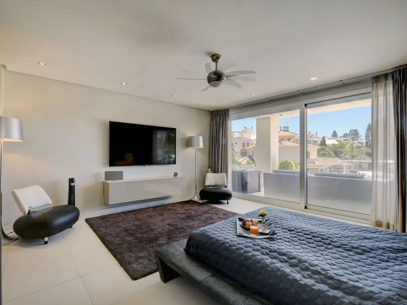 This stunning 5 bedroom villa is now for sale in the exclusive Golf Valley area of Nueva Andalucía. Nestled in a beautiful residential enclave overlooking the popular Los Naranjos Golf course, this modern villa is the epitome of chic living. Offering 5 la