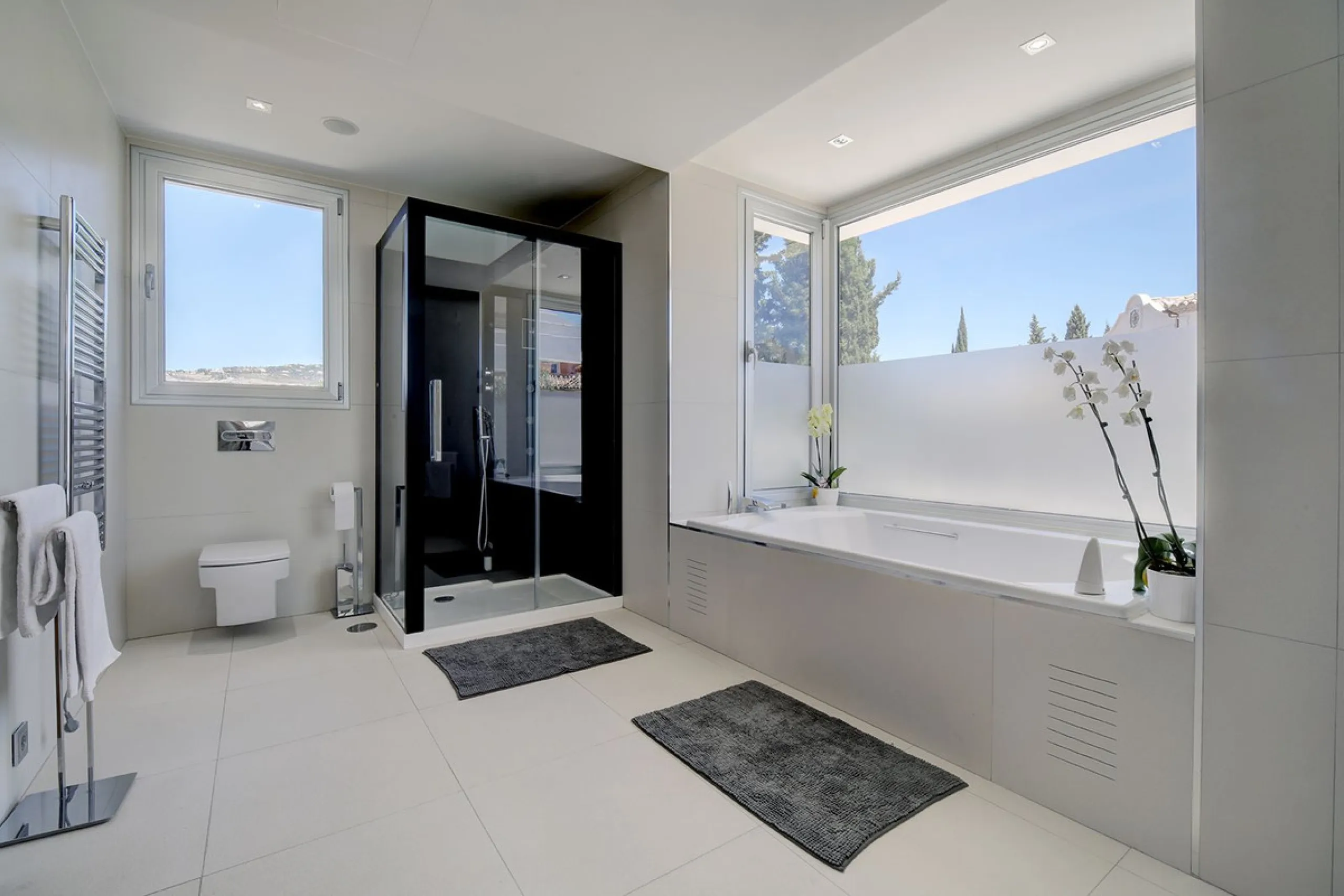 This stunning 5 bedroom villa is now for sale in the exclusive Golf Valley area of Nueva Andalucía. Nestled in a beautiful residential enclave overlooking the popular Los Naranjos Golf course, this modern villa is the epitome of chic living. Offering 5 la