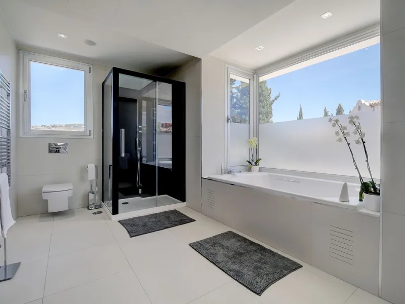 This stunning 5 bedroom villa is now for sale in the exclusive Golf Valley area of Nueva Andalucía. Nestled in a beautiful residential enclave overlooking the popular Los Naranjos Golf course, this modern villa is the epitome of chic living. Offering 5 la