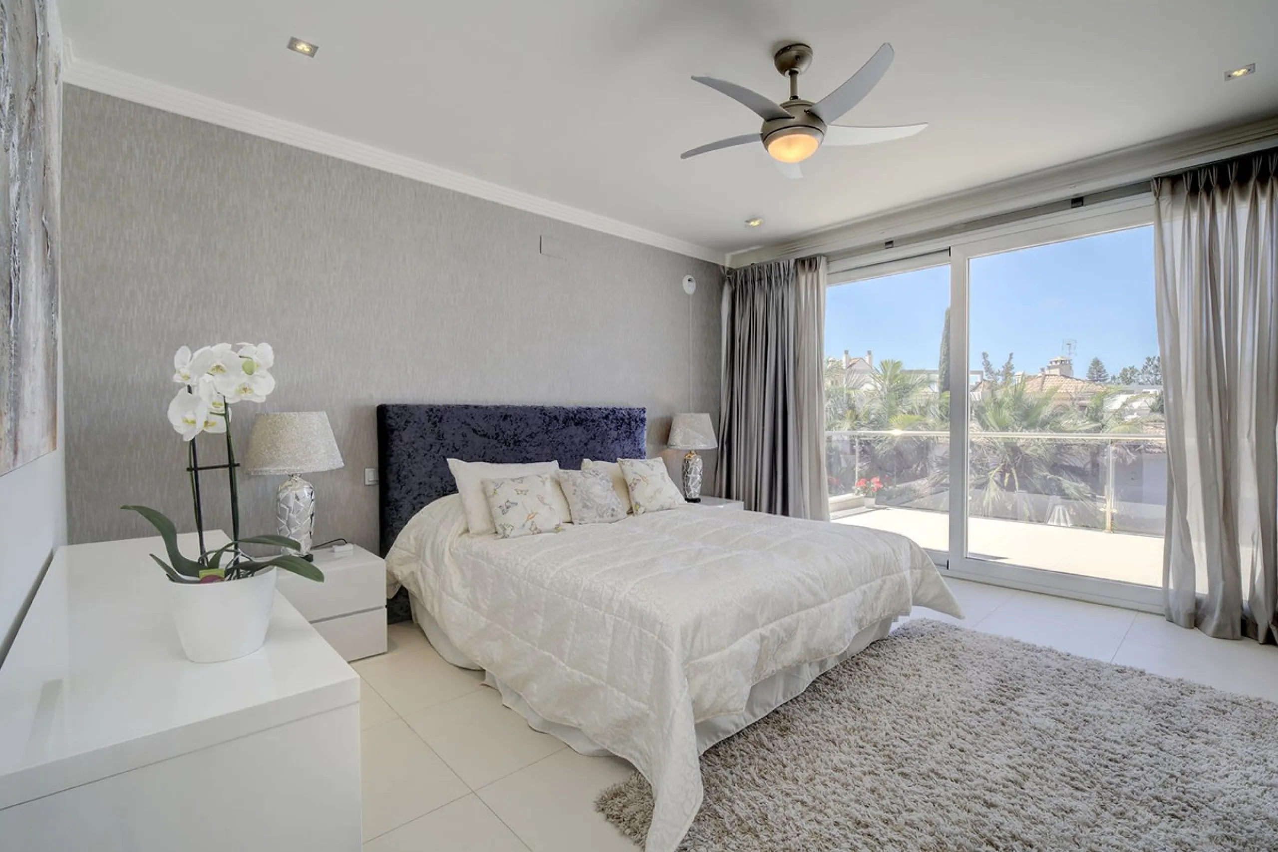 This stunning 5 bedroom villa is now for sale in the exclusive Golf Valley area of Nueva Andalucía. Nestled in a beautiful residential enclave overlooking the popular Los Naranjos Golf course, this modern villa is the epitome of chic living. Offering 5 la