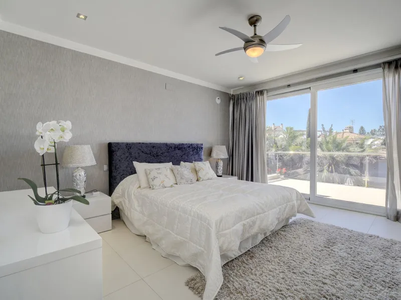 This stunning 5 bedroom villa is now for sale in the exclusive Golf Valley area of Nueva Andalucía. Nestled in a beautiful residential enclave overlooking the popular Los Naranjos Golf course, this modern villa is the epitome of chic living. Offering 5 la