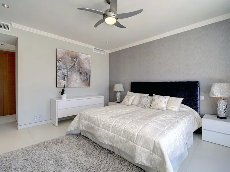 This stunning 5 bedroom villa is now for sale in the exclusive Golf Valley area of Nueva Andalucía. Nestled in a beautiful residential enclave overlooking the popular Los Naranjos Golf course, this modern villa is the epitome of chic living. Offering 5 la