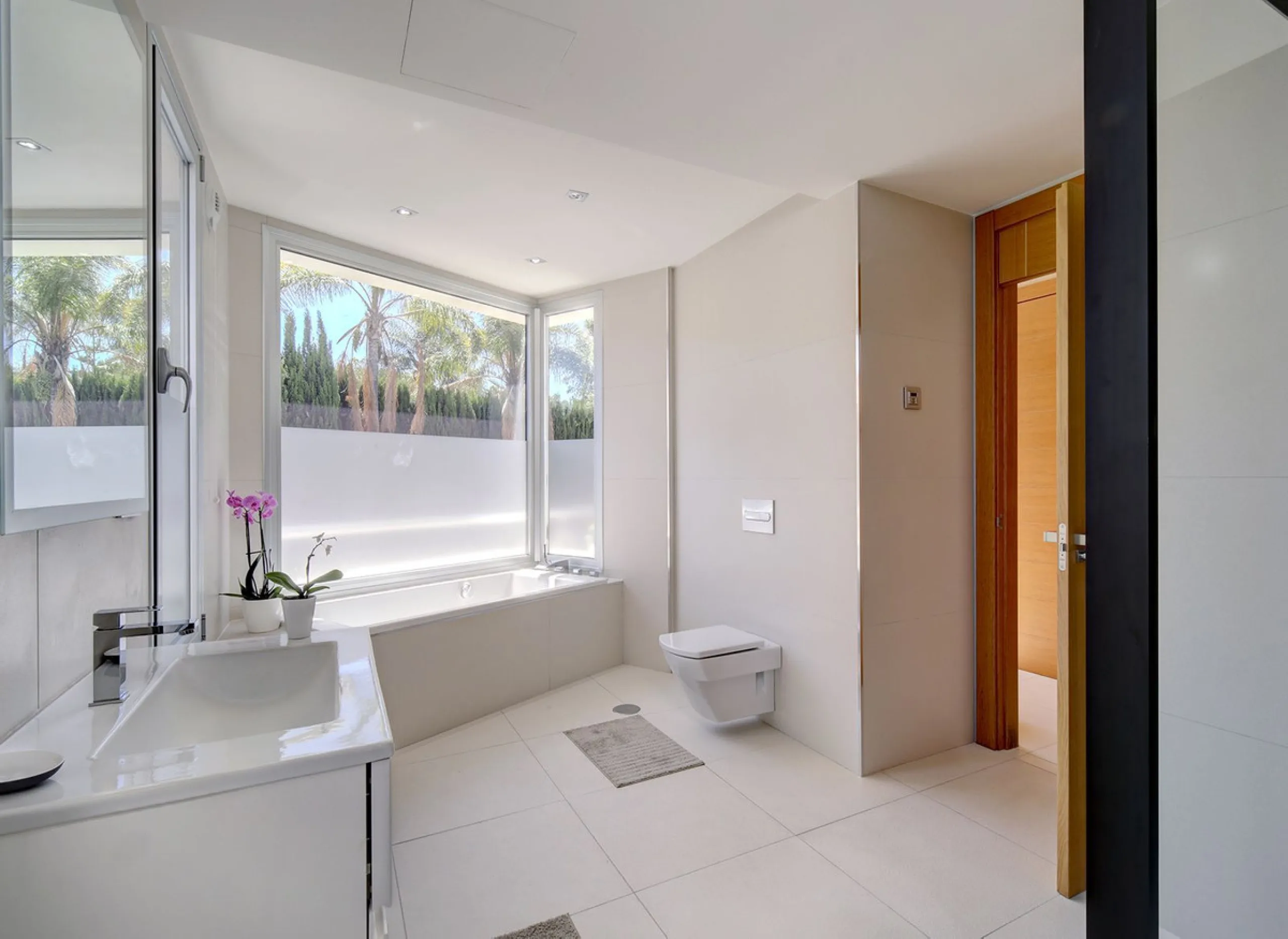 This stunning 5 bedroom villa is now for sale in the exclusive Golf Valley area of Nueva Andalucía. Nestled in a beautiful residential enclave overlooking the popular Los Naranjos Golf course, this modern villa is the epitome of chic living. Offering 5 la