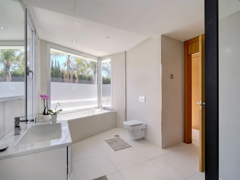 This stunning 5 bedroom villa is now for sale in the exclusive Golf Valley area of Nueva Andalucía. Nestled in a beautiful residential enclave overlooking the popular Los Naranjos Golf course, this modern villa is the epitome of chic living. Offering 5 la