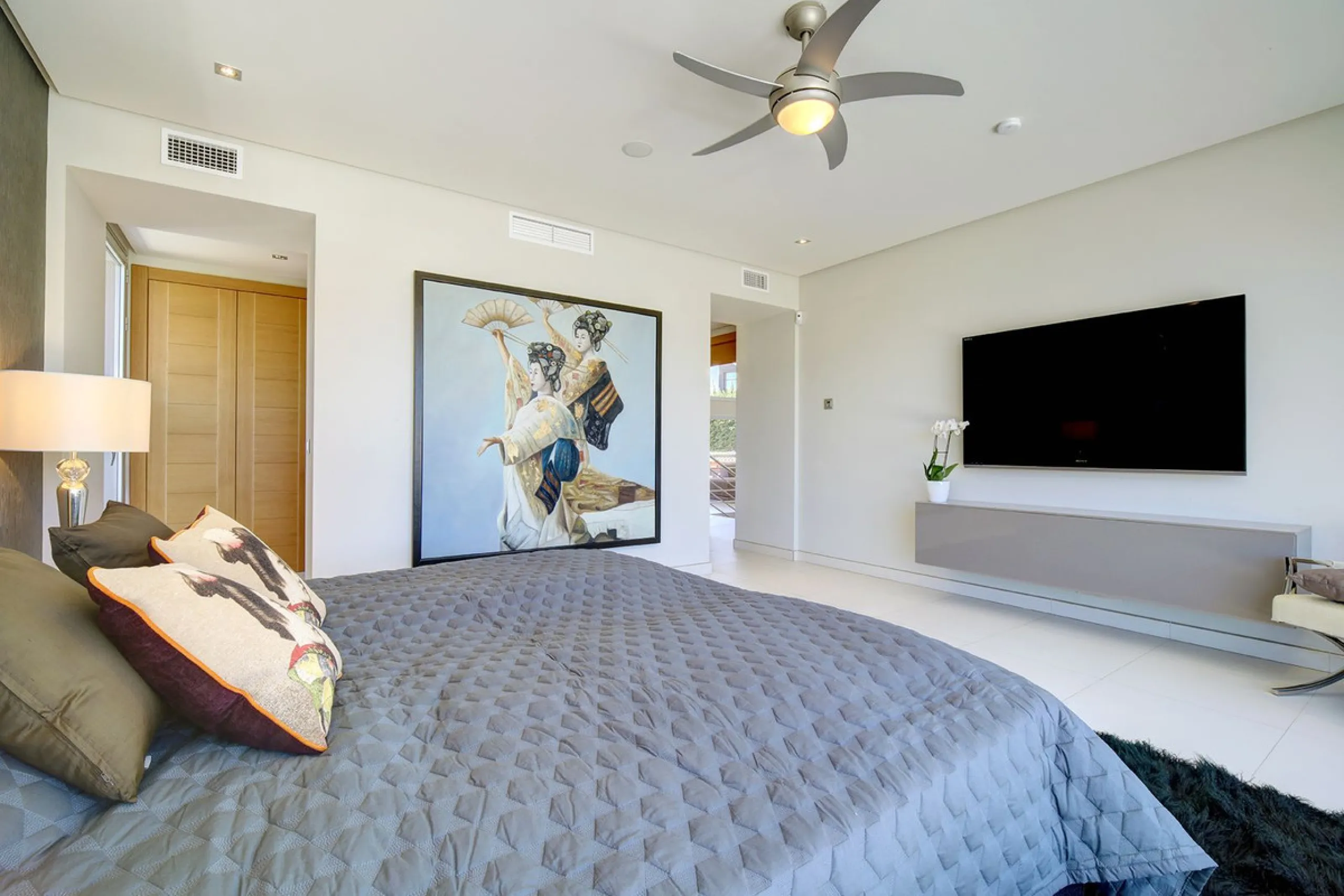 This stunning 5 bedroom villa is now for sale in the exclusive Golf Valley area of Nueva Andalucía. Nestled in a beautiful residential enclave overlooking the popular Los Naranjos Golf course, this modern villa is the epitome of chic living. Offering 5 la
