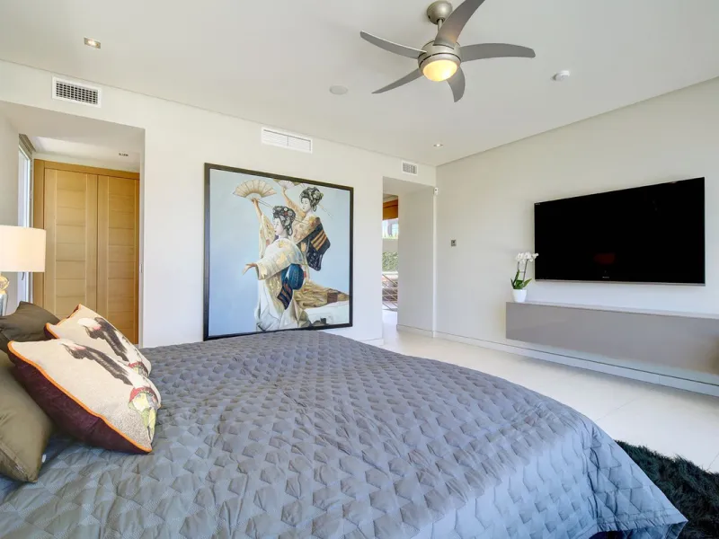 This stunning 5 bedroom villa is now for sale in the exclusive Golf Valley area of Nueva Andalucía. Nestled in a beautiful residential enclave overlooking the popular Los Naranjos Golf course, this modern villa is the epitome of chic living. Offering 5 la