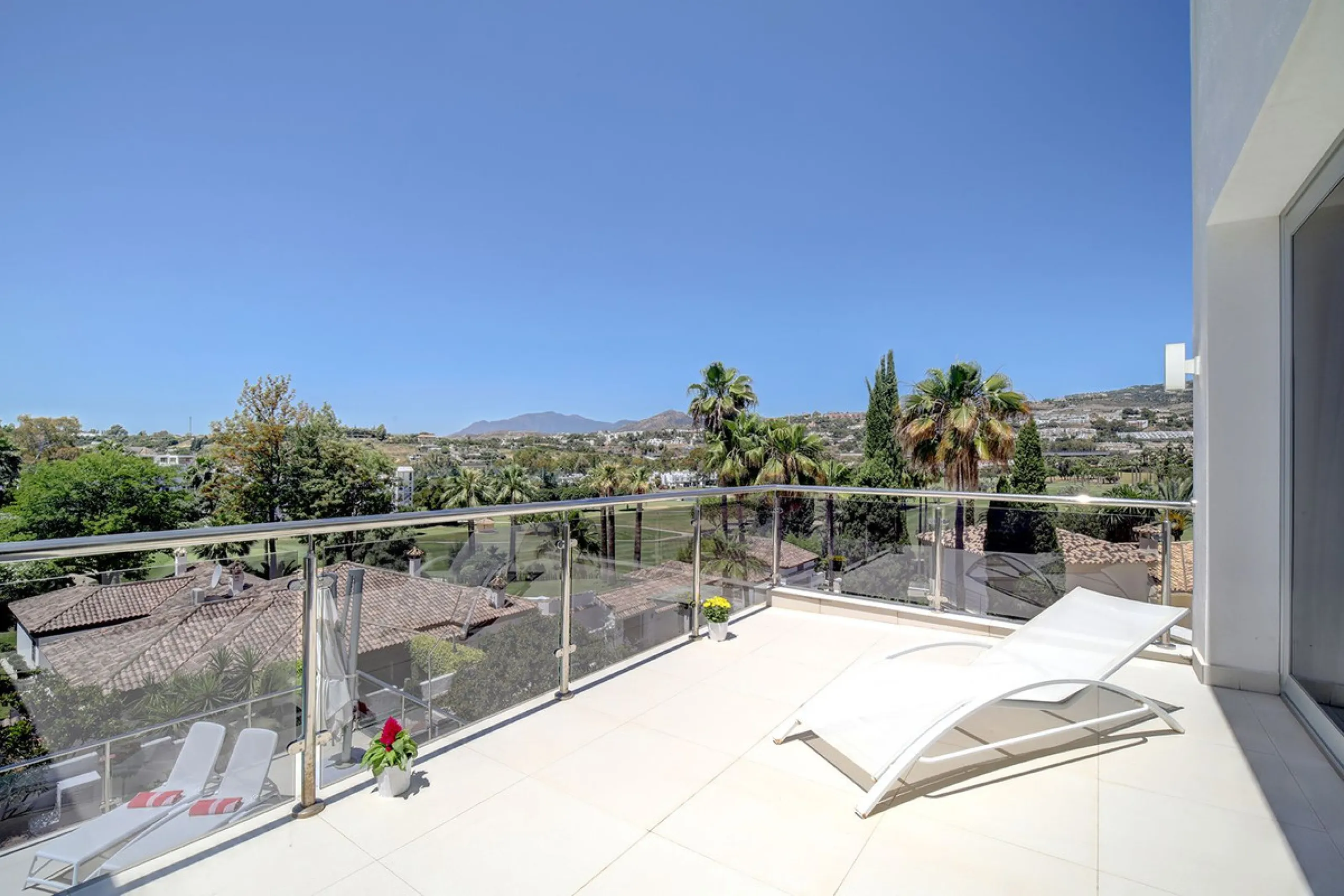 This stunning 5 bedroom villa is now for sale in the exclusive Golf Valley area of Nueva Andalucía. Nestled in a beautiful residential enclave overlooking the popular Los Naranjos Golf course, this modern villa is the epitome of chic living. Offering 5 la