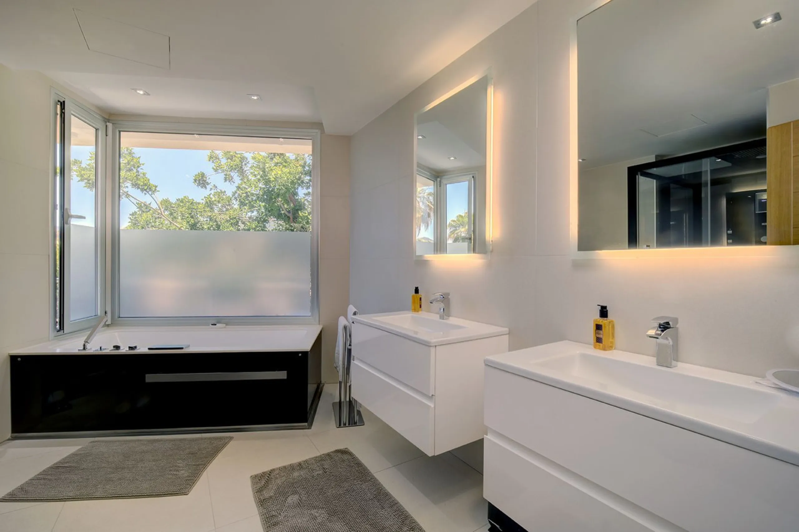 This stunning 5 bedroom villa is now for sale in the exclusive Golf Valley area of Nueva Andalucía. Nestled in a beautiful residential enclave overlooking the popular Los Naranjos Golf course, this modern villa is the epitome of chic living. Offering 5 la
