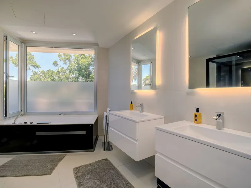 This stunning 5 bedroom villa is now for sale in the exclusive Golf Valley area of Nueva Andalucía. Nestled in a beautiful residential enclave overlooking the popular Los Naranjos Golf course, this modern villa is the epitome of chic living. Offering 5 la